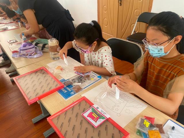 社区开展纽扣画制作活动（新村街道民主街社区开展扣好人生第一粒扣子）(2)