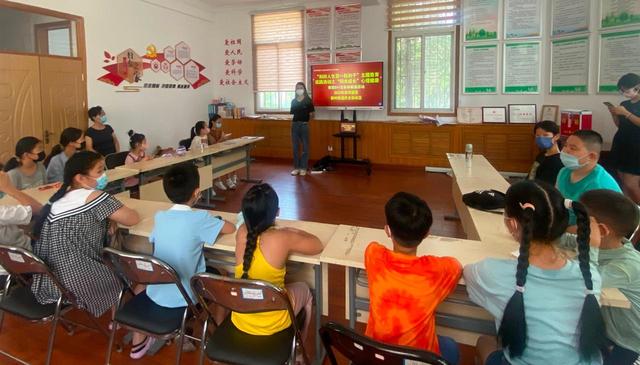 社区开展纽扣画制作活动（新村街道民主街社区开展扣好人生第一粒扣子）(1)