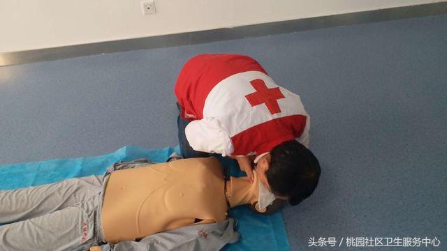 心肺复苏的动作方法和标准(心肺复苏术一一您需要掌握的急救技术)(7)