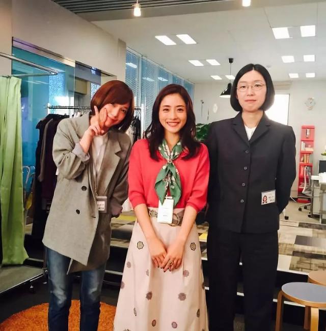 丝巾搭配丝巾教程(学会这些丝巾搭法)(1)