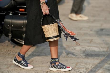 丝巾搭配丝巾教程(学会这些丝巾搭法)(3)