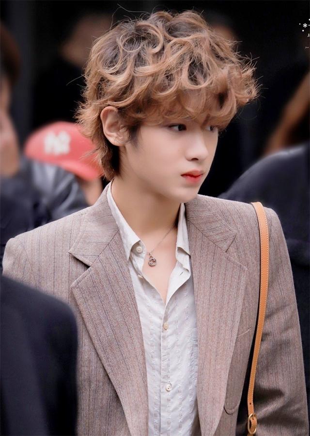 羊毛卷什么发型好看又显年轻(发量多千万不要烫羊毛卷)(6)