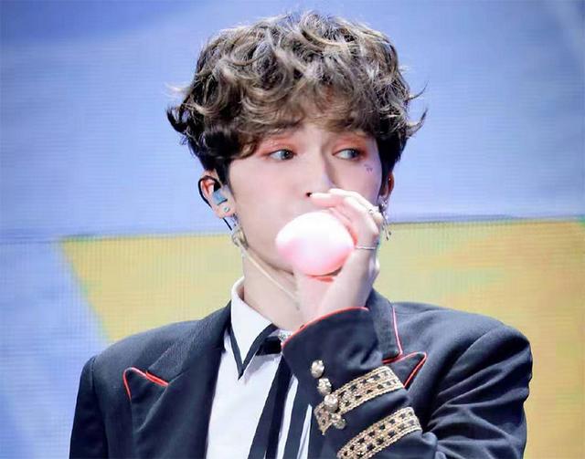 羊毛卷什么发型好看又显年轻(发量多千万不要烫羊毛卷)(5)