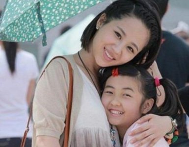 ​张子枫的脚,张子枫弯腰给杨紫洗脚图片