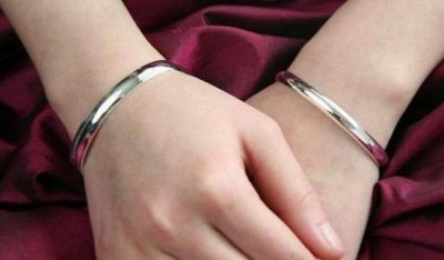​银手镯戴左手佳仍旧右手佳，采用右手的很聪慧_左进右出帮排毒