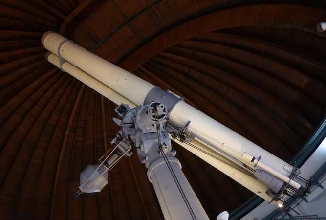 天文望远镜最早是谁发明的