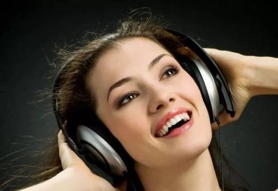 ​戴普通耳机唱歌容易跑调是真的吗（戴普通耳机唱歌容易跑调原因）