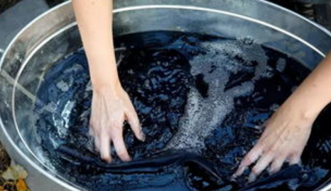 黑色裤子怎么洗不褪色,黑色牛仔裤怎么洗不掉色最有效的方法视频图3