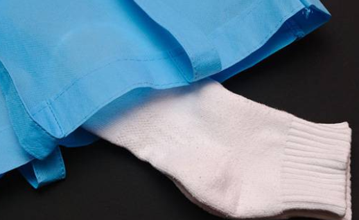 Jk制服裙怎么叠放行李箱,怎么把厚衣服折小放进行李箱图9