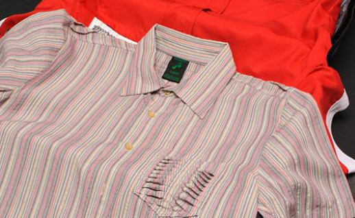 Jk制服裙怎么叠放行李箱,怎么把厚衣服折小放进行李箱图8