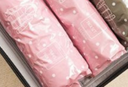 Jk制服裙怎么叠放行李箱,怎么把厚衣服折小放进行李箱图6