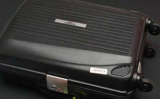 Jk制服裙怎么叠放行李箱,怎么把厚衣服折小放进行李箱图12