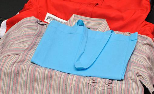 Jk制服裙怎么叠放行李箱,怎么把厚衣服折小放进行李箱图10