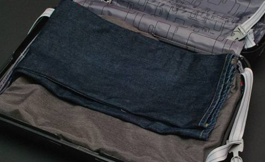 Jk制服裙怎么叠放行李箱,怎么把厚衣服折小放进行李箱图11