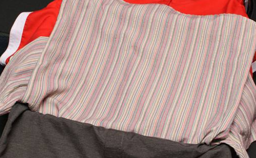 Jk制服裙怎么叠放行李箱,怎么把厚衣服折小放进行李箱图13