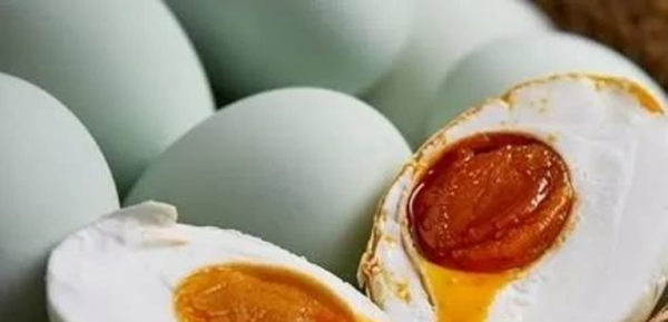 咸鸭蛋怎么腌制才出油好吃,鸭蛋怎样腌制出油多又香图1