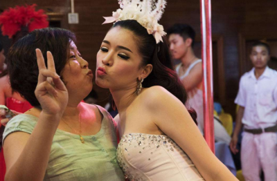 ​泰国人妖实在生计揭秘：比女人还美，获利东西_服药十几年