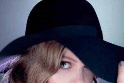 ​长久戴帽子会引导脱发吗 大概会引导脱发（作用血液轮回）