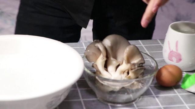 干炸蘑菇最简单家常做法（手把手教你炸蘑菇）(1)