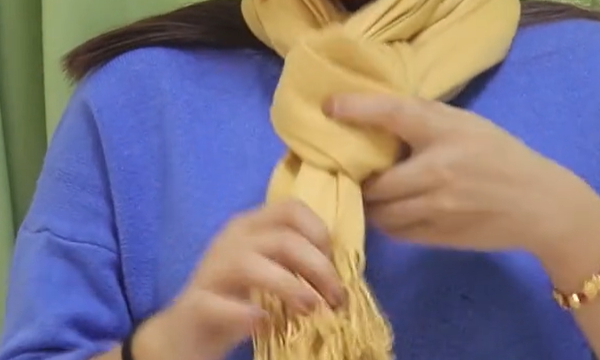 长条围巾的各种围法,冬季长围巾的各种围法图解视频图9