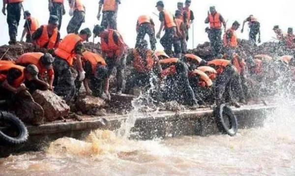 洪水抱树女孩成警察,图12
