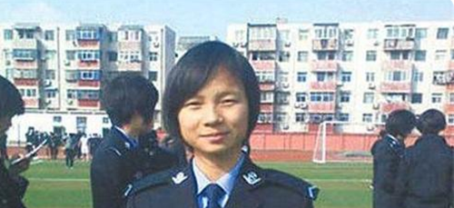 洪水抱树女孩成警察,图5