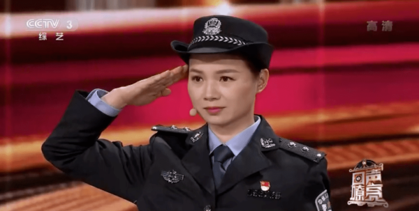 洪水抱树女孩成警察,图10