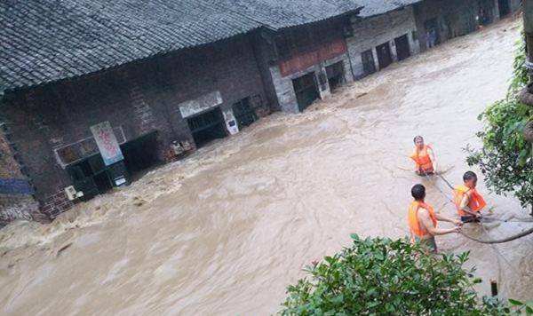 洪水抱树女孩成警察,图7