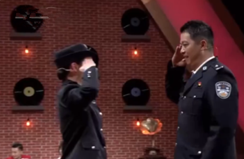 洪水抱树女孩成警察,图6