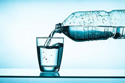 ​矿泉水的妨害:微量元素少，长久喝作用健壮_没需要烧启