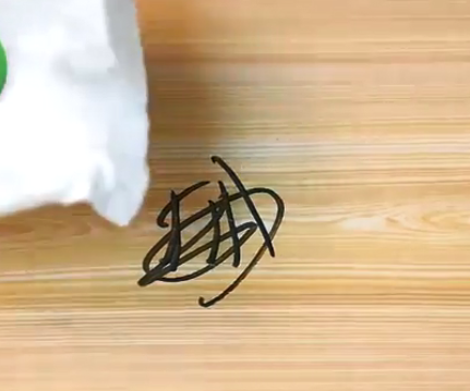马克笔弄到白色桌子上怎么办,马克笔弄到白色桌子上怎么办 知乎图5