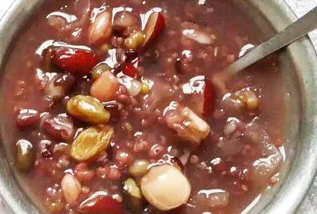 腊八粥水和米的比例是多少,准备到腊八节了,求腊八粥的具体做法,作为一个南方人,我今年想自己做一顿腊八粥尝尝?图1