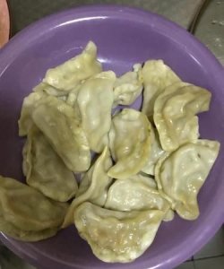​怎样用微波炉热剩饺子，我想用微波炉热熟饺子可是没有保鲜膜，用薄塑料袋罩一