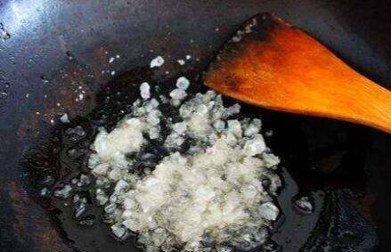 冰糖怎么炒出糖色,红烧肉冰糖怎么炒糖色图7