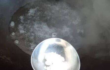 冰糖怎么炒出糖色,红烧肉冰糖怎么炒糖色图8