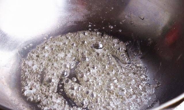 冰糖炒糖色的做法窍门油要热吗