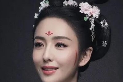 ​花钿是用什么画上去的：化妆刷(古代是剪花样贴在额上)