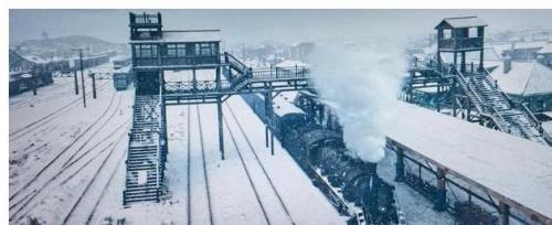 有一个中国电影,讲的是过年春运,然后下大雪,火车站里好多人,然后火车晚点,都挤在车站里,这个电影叫