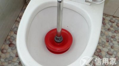 ​马桶堵了但还缓慢下水怎么才能疏通，马桶堵了但还缓慢下水怎么才能疏通？