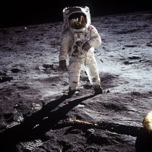 ​第一次登月的时间(第一次登月成功的飞船叫什么)