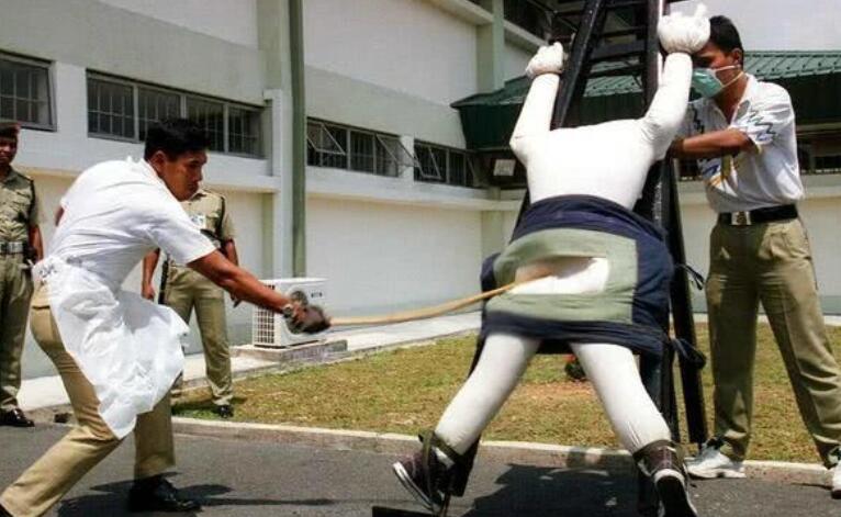 目前依旧存在的酷刑，新加坡鞭刑(一鞭下子去皮开肉绽)