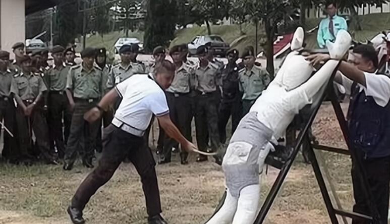 目前依旧存在的酷刑，新加坡鞭刑(一鞭下子去皮开肉绽)