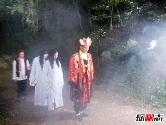 湘西赶尸之谜 湘西赶尸源自魔神蚩尤(人为背尸)