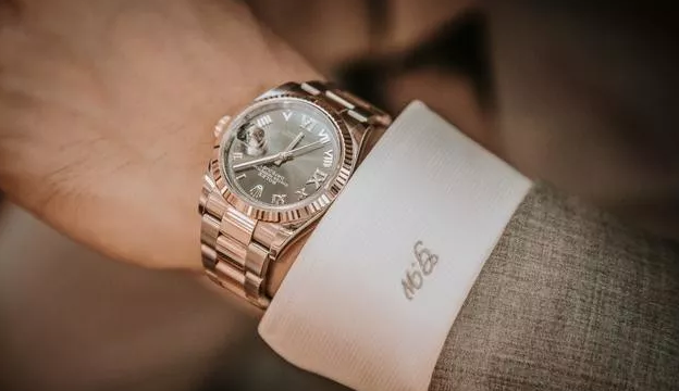 戴手表的含义寓意是什么(男人开始戴表了象征什么)