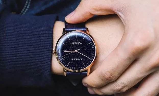 戴手表的含义寓意是什么(男人开始戴表了象征什么)