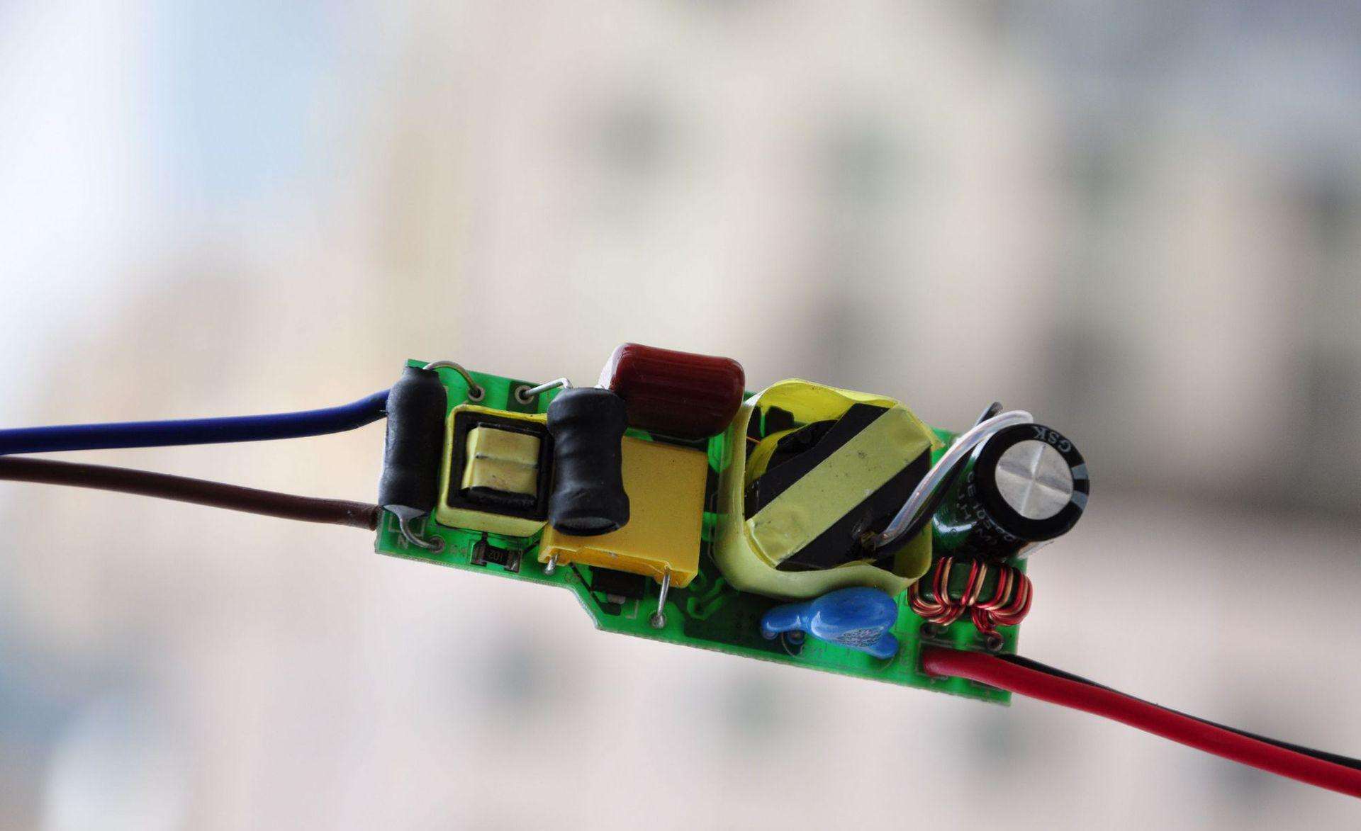 灯关了还一闪一闪的是怎么回事