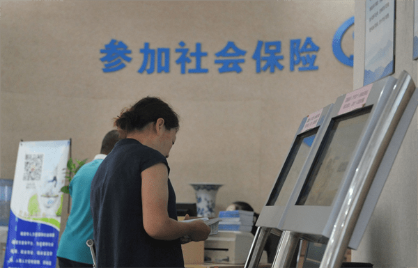 退休人员涨工资最新消息(退休人员涨工资是按照什么标准涨的)