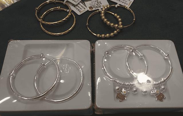 婴儿带银手镯好还是黄金手镯好(婴儿戴银手镯的好处和禁忌)