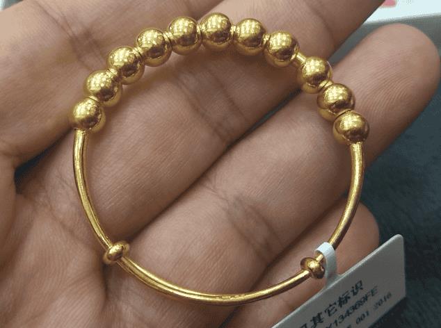 婴儿带银手镯好还是黄金手镯好(婴儿戴银手镯的好处和禁忌)