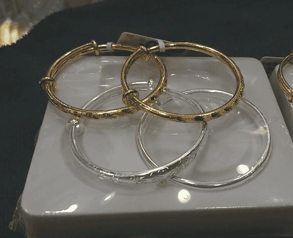 婴儿带银手镯好还是黄金手镯好(婴儿戴银手镯的好处和禁忌)